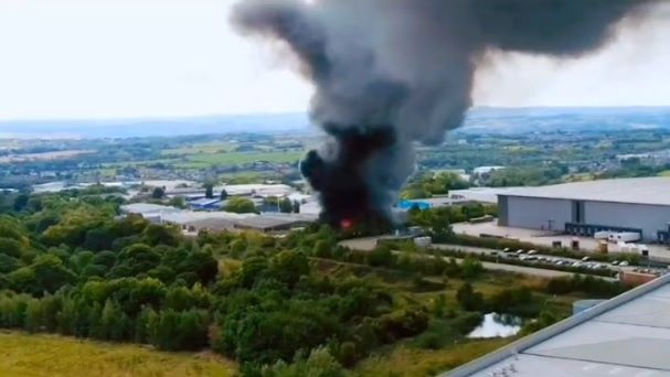 Μεγάλη φωτιά ξέσπασε στο Μπράντφορντ: Τεράστιες φλόγες και καπνός στον ουρανό