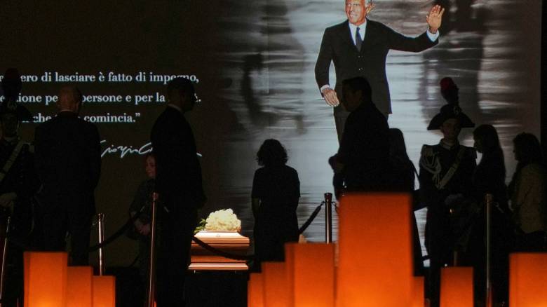 Τζόρτζιο Αρμάνι: Το Μιλάνο πενθεί για τον κορυφαίο της μόδας - Ουρές στο λαϊκό προσκύνημα