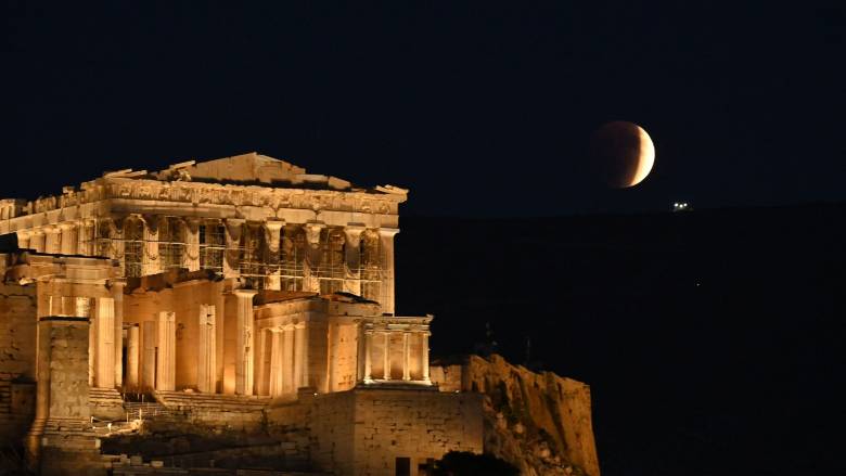 Εκθαμβωτικό το «ματωμένο φεγγάρι» - Μαγικές εικόνες από την ολική έκλειψη της Σελήνης