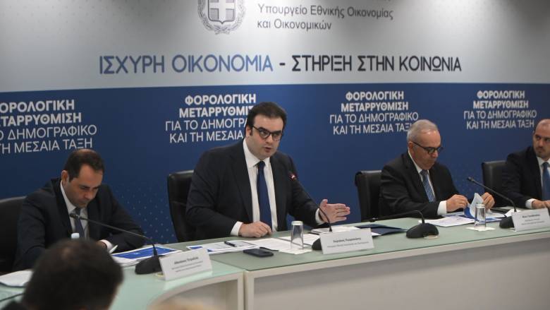 Τι αλλάζει με τη νέα φορολογική μεταρρύθμιση και πόσα κερδίζουν οικογένειες, νέοι και συνταξιούχοι