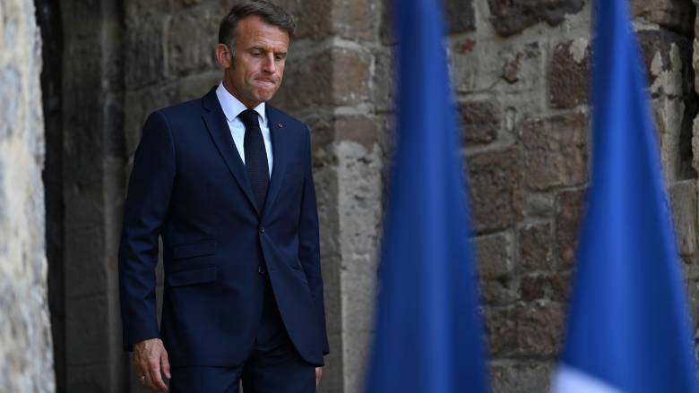 Η πολιτική κρίση «βυθίζει» τη Γαλλία και ο Μακρόν ψάχνει... σωσίβιο στον επόμενο πρωθυπουργό