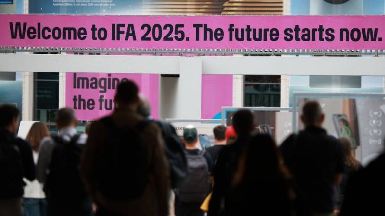 Ακουστικά μετάφρασης, φορητοί κινηματογράφοι, έξυπνες ψησταριές: Τι μας εντυπωσίασε στην IFA 2025
