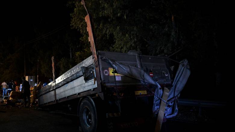 Τροχαίο ατύχημα με νταλίκα που μετέφερε ξύλα στην Εθνική Οδό Πατρών Κορίνθου - Τυλίχθηκε στις φλόγες