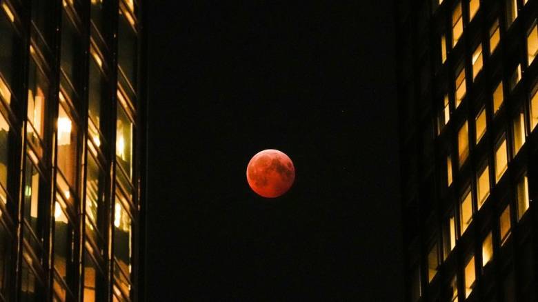 Εντυπωσιακό timelapse με το «Ματωμένο Φεγγάρι» να λάμπει κάτω από τον νυχτερινό ουρανό