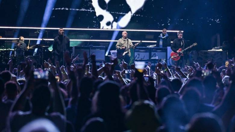 Η αφιέρωση των Oasis στη μνήμη του Μαραντόνα σε συναυλία στην Αργεντινή