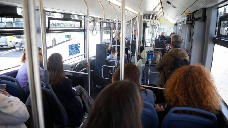 Σεξουαλική παρενόχληση 22χρονης σε αστικό λεωφορείο - Ο οδηγός εγκλώβισε τον δράστη