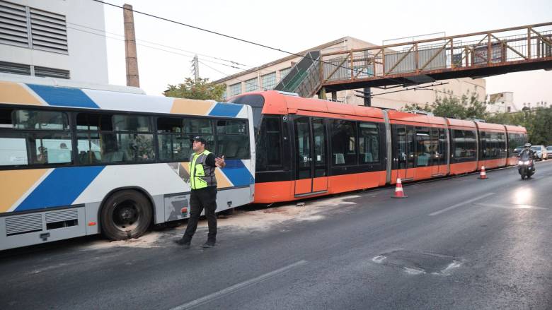 Τροχαίο στον Πειραιά: Συγκρούστηκε λεωφορείο με τραμ - Τριάντα οι ελαφρά τραυματίες