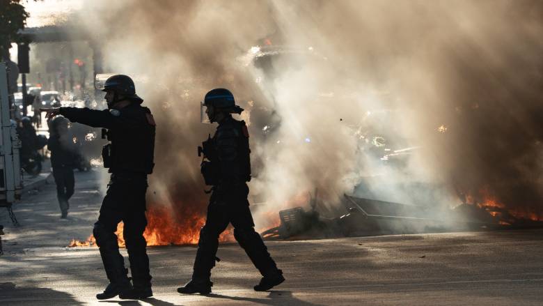 Η Γαλλία παραλύει από το «μπλόκο σε όλα» - Oργή, επεισόδια και δακρυγόνα