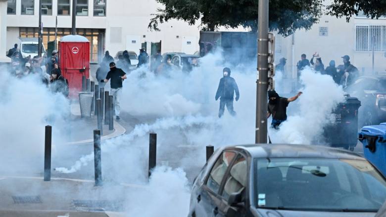 «Μπλοκάρουμε τα πάντα»: Χάος στη Γαλλία με μαζικούς αποκλεισμούς, επεισόδια, εκατοντάδες συλλήψεις