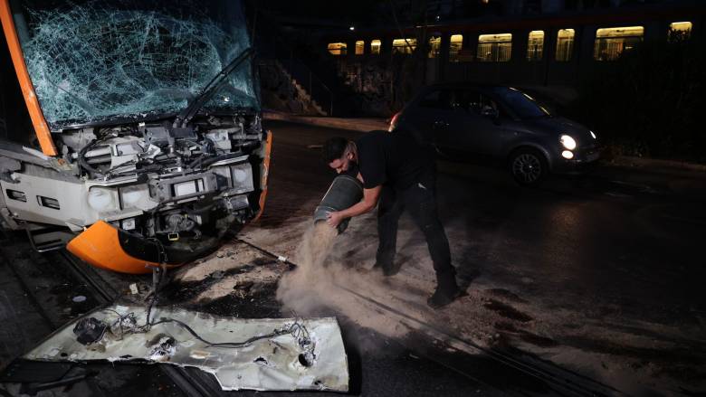 Πειραιάς: Βρήκε λιπόθυμο τον οδηγό του τραμ - Νέα στοιχεία για το σοβαρό τροχαίο με το λεωφορείο