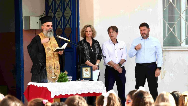 Αγιασμός σε σχολεία της Δραπετσώνας και του Πειραιά με τον Νίκο Χαρδαλιά