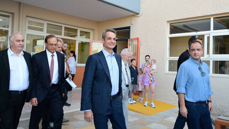 Ο Μητσοτάκης στον αγιασμό του 8ου Δημοτικού Ν. Φιλαδέλφειας για την έναρξη της νέας σχολικής χρονιάς