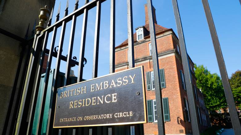 Παύθηκε ο Βρετανός πρεσβευτής στις ΗΠΑ - Η στενή σχέση με τον Έπσταιν που χαρακτήριζε «κολλητό»