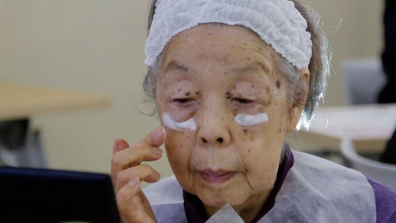 Η Ιαπωνία έχει περισσότερους από 100.000	υπεραιωνόβιους - Βαθαίνει η δημογραφική κρίση