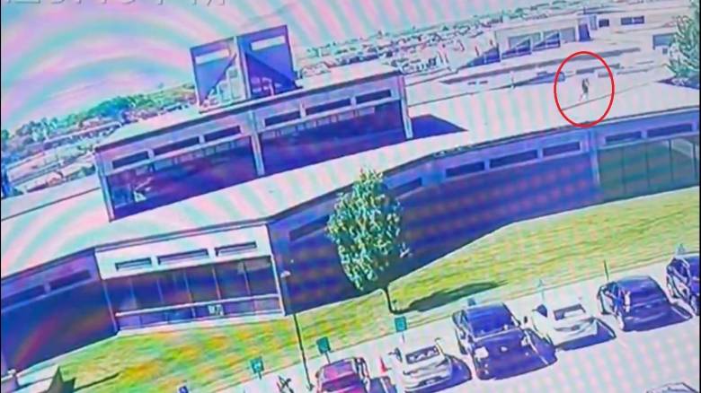 Τσάρλι Κερκ: Μαρτυρία για ύποπτο άνδρα σε στέγη μία εβδομάδα πριν - «Φορούσε σακίδιο, σκούρα ρούχα»