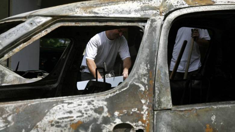 Πειραιάς: Παρανάλωμα του πυρός δύο αυτοκίνητα και ένα μηχανάκι - Εξετάζεται το σενάριο εμπρησμού