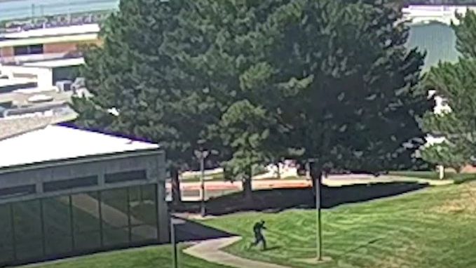 Τσάρλι Κερκ: Νέο βίντεο μετά τους πυροβολισμούς - Ο ύποπτος για τη δολοφονία πηδά από ταράτσα