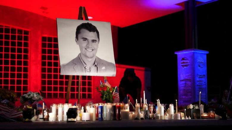 Ερευνες για τα κίνητρα του υπόπτου της δολοφονίας του Τσάρλι Κερκ - Έπαιζε από μικρός με τα όπλα