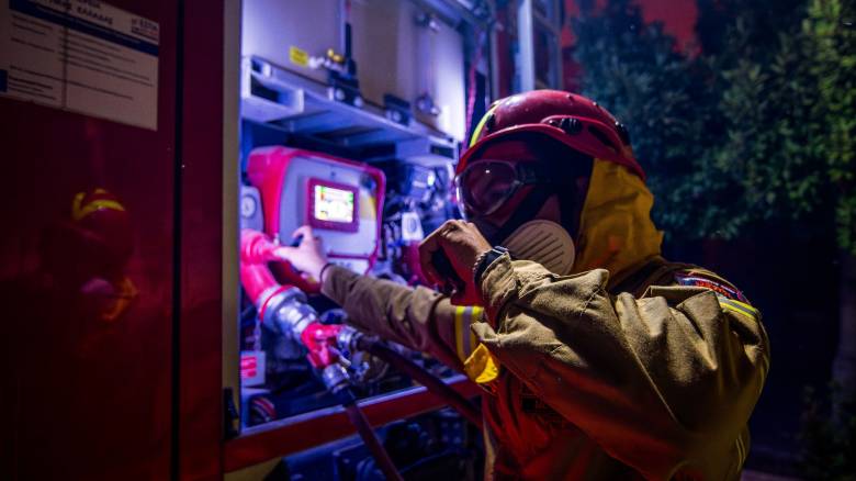 Πυρκαγιά σε μονοκατοικία στο Άργος Ορεστικού - Απεγκλωβίστηκαν σώοι οι ένοικοι