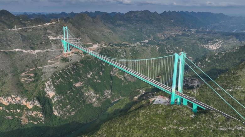 Θέα που κόβει την ανάσα: Η Κίνα εγκαινιάζει τη ψηλότερη γέφυρα στον κόσμο
