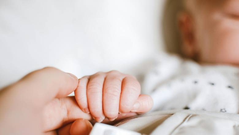 Διάταξη για την καταβολή του επιδόματος κυοφορίας και λοχείας με 200 ένσημα φέρνει η κυβέρνηση