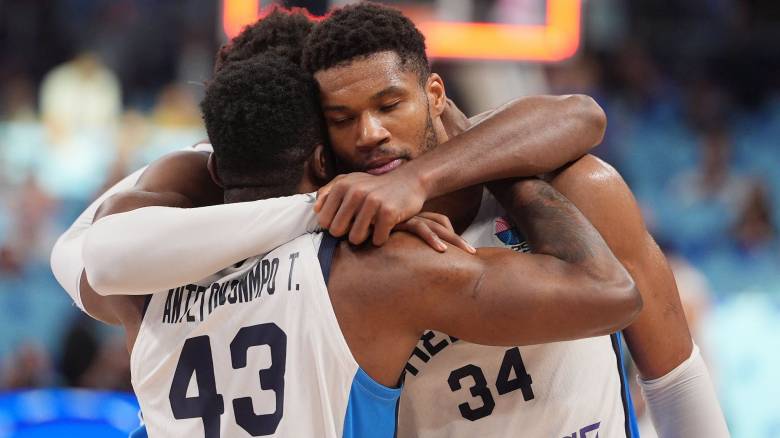 Χάλκινη η Εθνική Μπάσκετ: Τα αδέλφια Αντετοκούνμπο πανηγυρίζουν με μια αγκαλιά τη μεγάλη νίκη