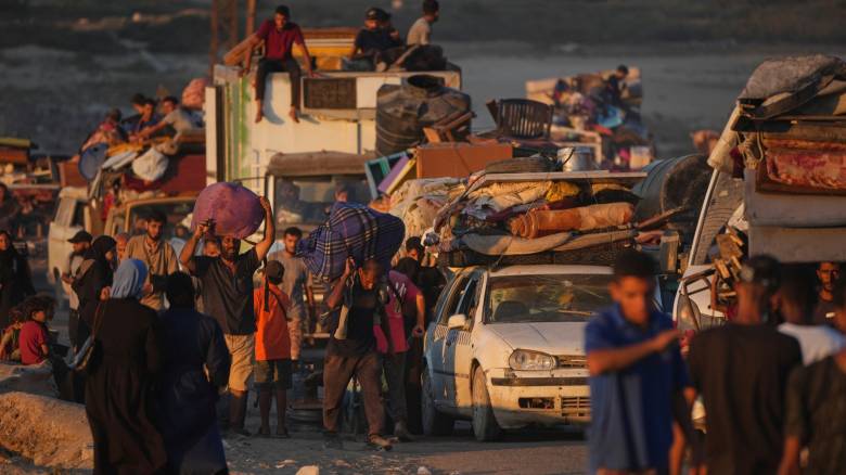 Γάζα: Οι κάτοικοι εγκαταλείπουν την πόλη με όποιο μέσο μπορούν εν μέσω ισραηλινών βομβαρδισμών