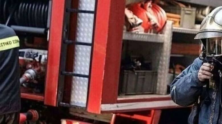 Φωτιά σε πολυκατοικία στο Αιγάλεω - Απεγκλωβίστηκαν τρία άτομα