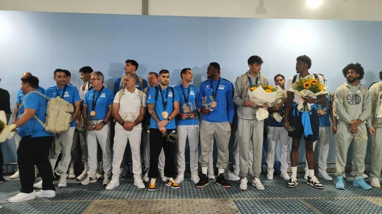 Υποδοχή ηρώων στους παίκτες της Εθνικής Μπάσκετ - «Το μετάλλιο ανήκει σε όλη την Ελλάδα»