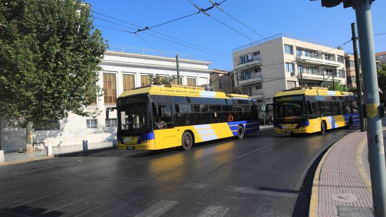 Άγνωστοι ξυλοκόπησαν μέρα μεσημέρι οδηγό τρόλεϊ στον Πειραιά και εξαφανίστηκαν