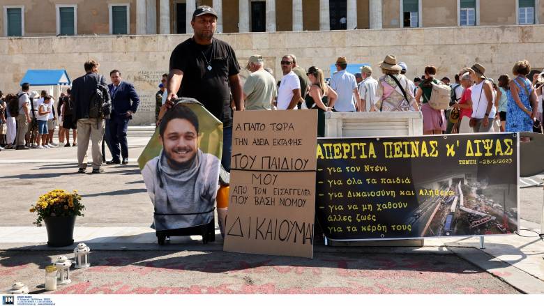Τραγωδία στα Τέμπη: Πατέρας θύματος σε απεργία πείνας και δίψας έξω από τη Βουλή