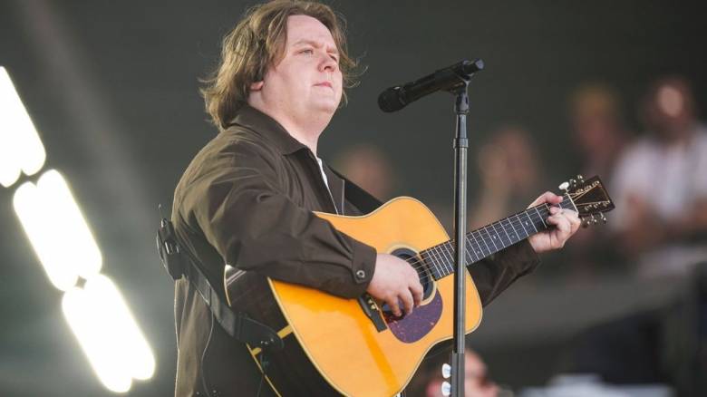 Με νέες συναυλίες επιστρέφει ο Λιούις Καπάλντι μετά το πρόβλημα υγείας του