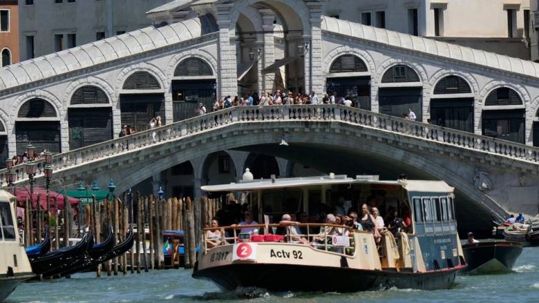 «Persona non grata» ζευγάρι από τη Βρετανία στη Βενετία - Τόλμησαν να κολυμπήσουν στο μεγάλο κανάλι