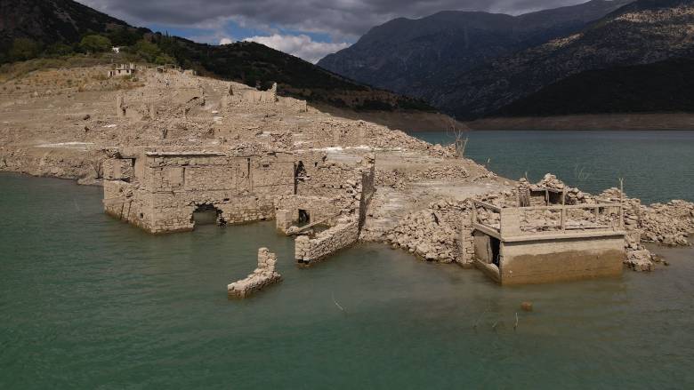 Η παρατεταμένη λειψυδρία «αποκάλυψε» το βυθισμένο χωριό Κάλλιο στη λίμνη του Μόρνου