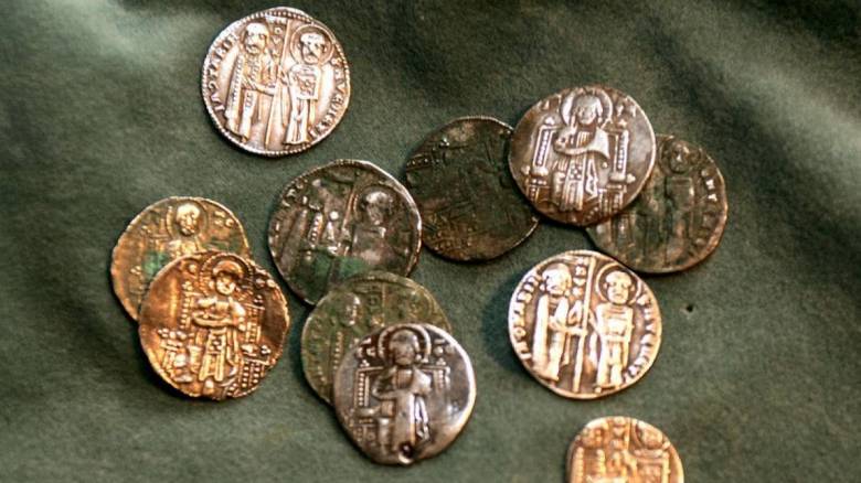 Φωκίδα: Έσκαψαν τούνελ βάθους 12 μέτρων για αρχαία νομίσματα - Χειροπέδες σε δύο άτομα