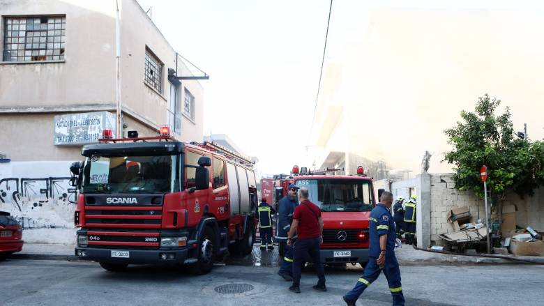 Ρέντη: Τέθηκε υπό έλεγχο η φωτιά που είχε ξεσπάσει σε υπαίθριο χώρο εταιρείας