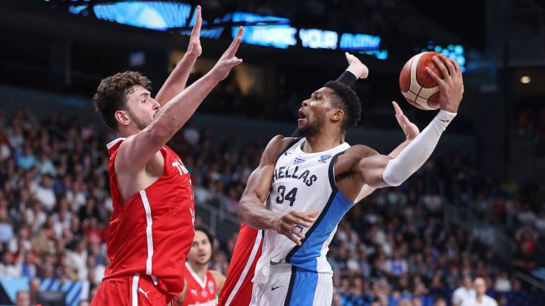 Δίδαξε ήθος ο Αντετοκούνμπο - Το μήνυμα σεβασμού στην Τουρκία και η αγκαλιά με τον Σενγκούν