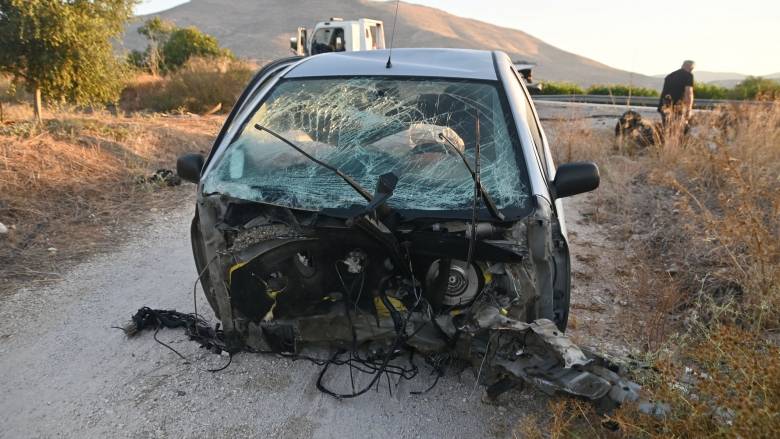 Σοβαρό τροχαίο στην Αργολίδα με δύο τραυματίες - Σμπαράλια τα δύο ΙΧ