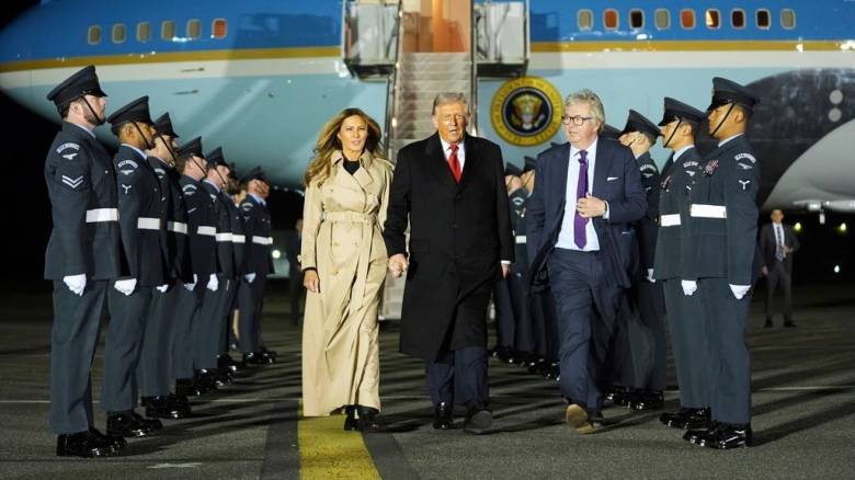 Ο Ντόναλντ Τραμπ στο Λονδίνο συνοδευόμενος από τη Μελάνια: Βασιλική υποδοχή και συνομιλίες για ΝΑΤΟ