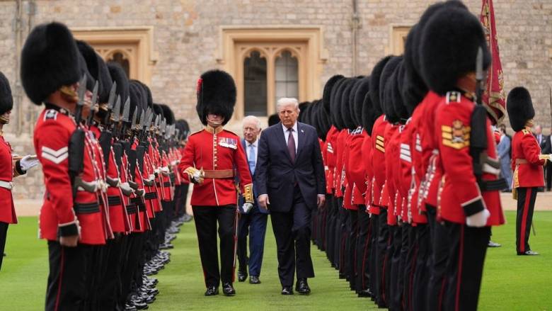 Στο κάστρο του Ουίνδσορ ο Ντόναλντ Τραμπ - Έγινε δεκτός με όλες τις τιμές από τον Κάρολο