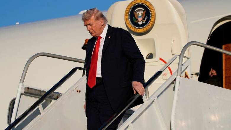 Αεροσκάφος πλησίασε εν πτήσει το Air Force One του Τραμπ - «Προσοχή! Στρίψτε αμέσως 20 μοίρες!»