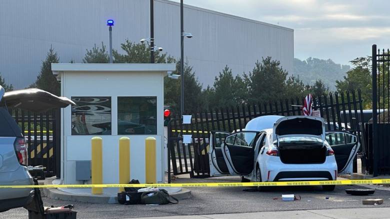 Αυτοκίνητο έπεσε στην πύλη του FBI στο Πίτσμπουργκ - Το κίνητρο του δράστη αναζητούν οι Αρχές