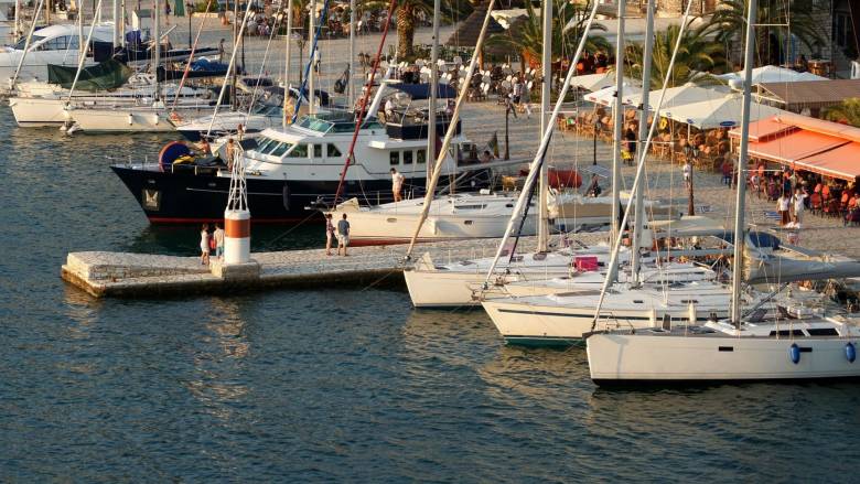 Συναγερμός στα Σύβοτα τα ξημερώματα - Βυθίστηκε τουριστικό σκάφος μετά από πυρκαγιά