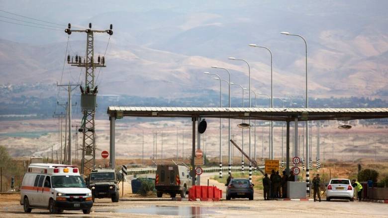 Ισραήλ: «Παγώνει» την είσοδο ανθρωπιστικής βοήθειας από Ιορδανία μετά το αιματηρό επεισόδιο