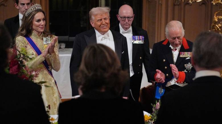 Υψηλός συμβολισμός, χαμόγελα και «πρωτιές»: Πώς υποδέχτηκε η βασιλική οικογένεια τον Ντόναλντ Τραμπ