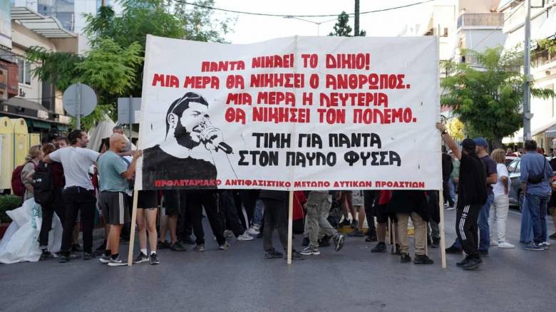 Δολοφονία Φύσσα: Σε εξέλιξη η συγκέντρωση στο μνημείο του στο Κερατσίνι