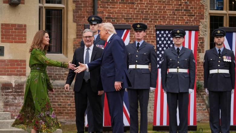 Έφτασε στο Τσέκερς ο Τραμπ για συνάνηση με τον Στάρμερ - Συζητούν και για τη συμφωνία των 150 δισ.