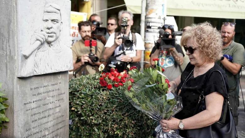 Μάγδα Φύσσα: Η στιγμή που αφήνει λουλούδια στην προτομή του δολοφονημένου Παύλου