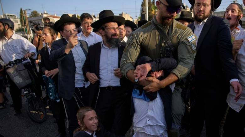 Υπερορθόδοξοι εβραίοι επιτέθηκαν σε βανάκι του στρατού μετά τη σύλληψη λιποτακτών