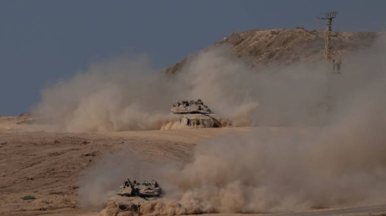 Το Ισραήλ περικυκλώνει τη Γάζα, φόβοι για κλιμάκωση - Χωρίς τηλέφωνο και ίντερνετ όλη η Λωρίδα